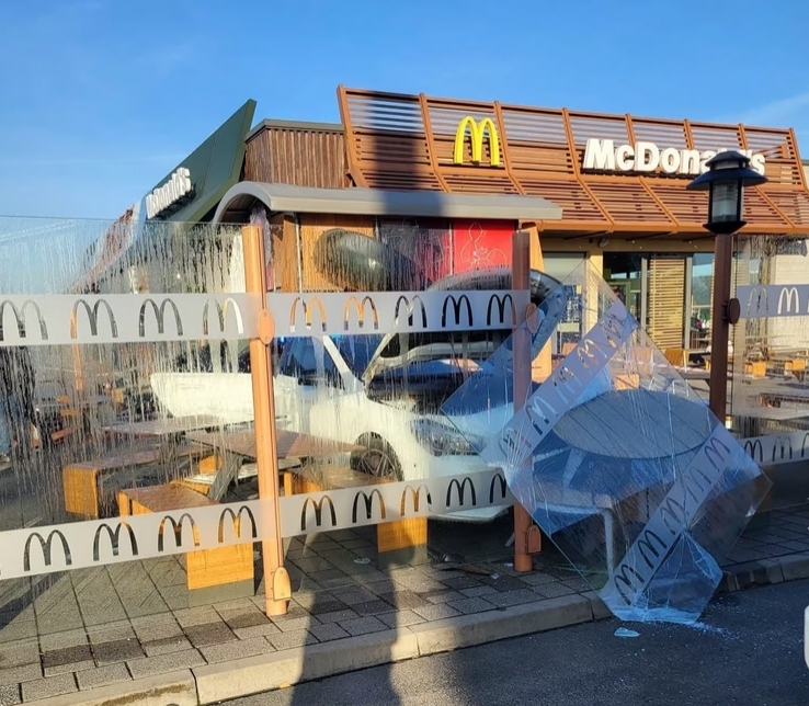 samochó wjechał w ogródek restauracyjny Mc'Donalds | fot. OSP Garwolin