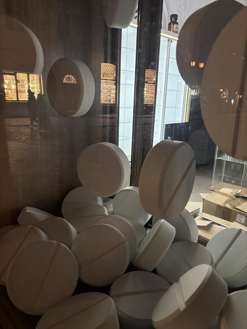 Zamknięta apteka na Starym Mieście w Warszawie | fot. Bartosz Pańczyk