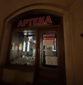 Zamknięta apteka na Starym Mieście w Warszawie | fot. Bartosz Pańczyk