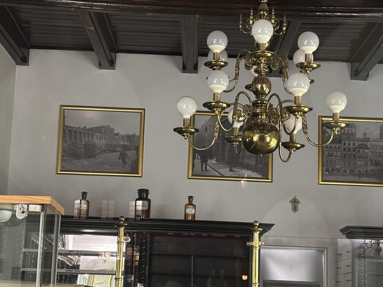 Zamknięta apteka na Starym Mieście w Warszawie | fot. Bartosz Pańczyk