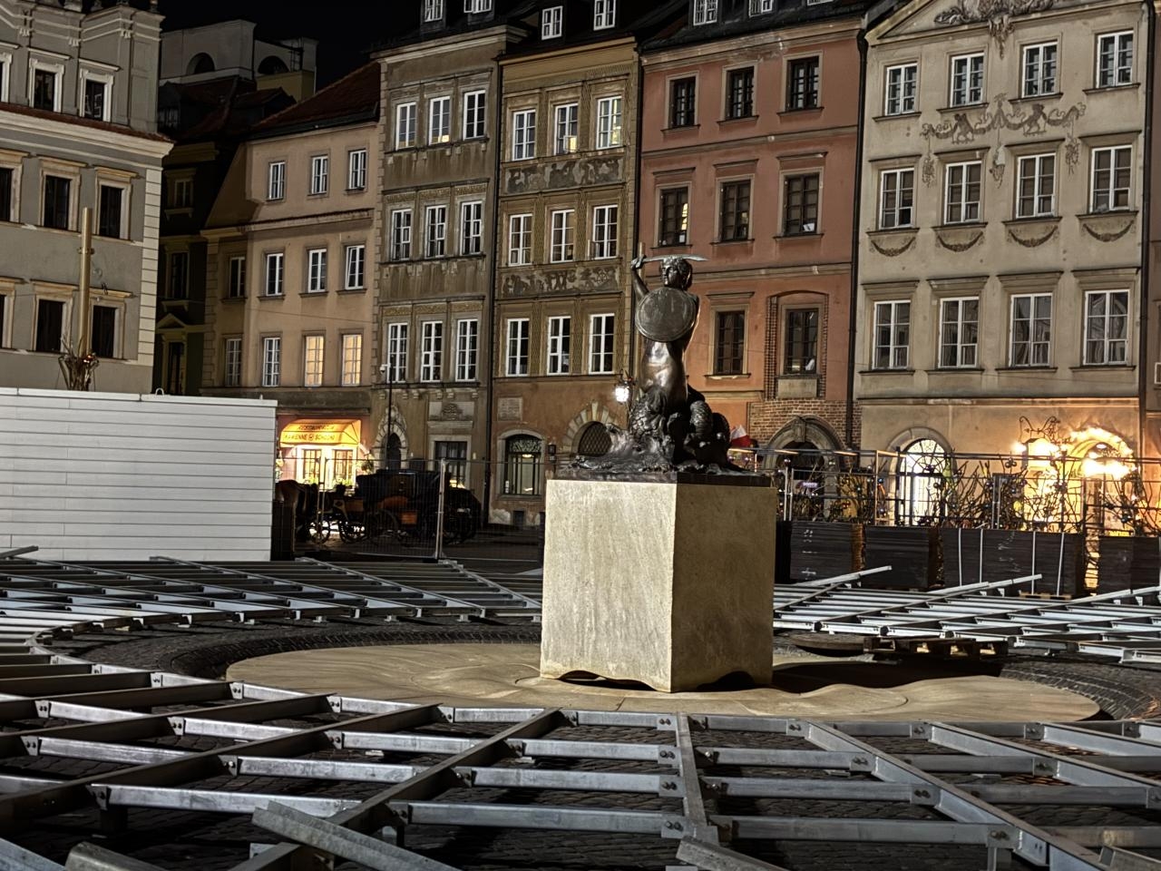 budowa lodowiska na Starym Mieście w Warszawie | fot. Bartosz Pańczyk