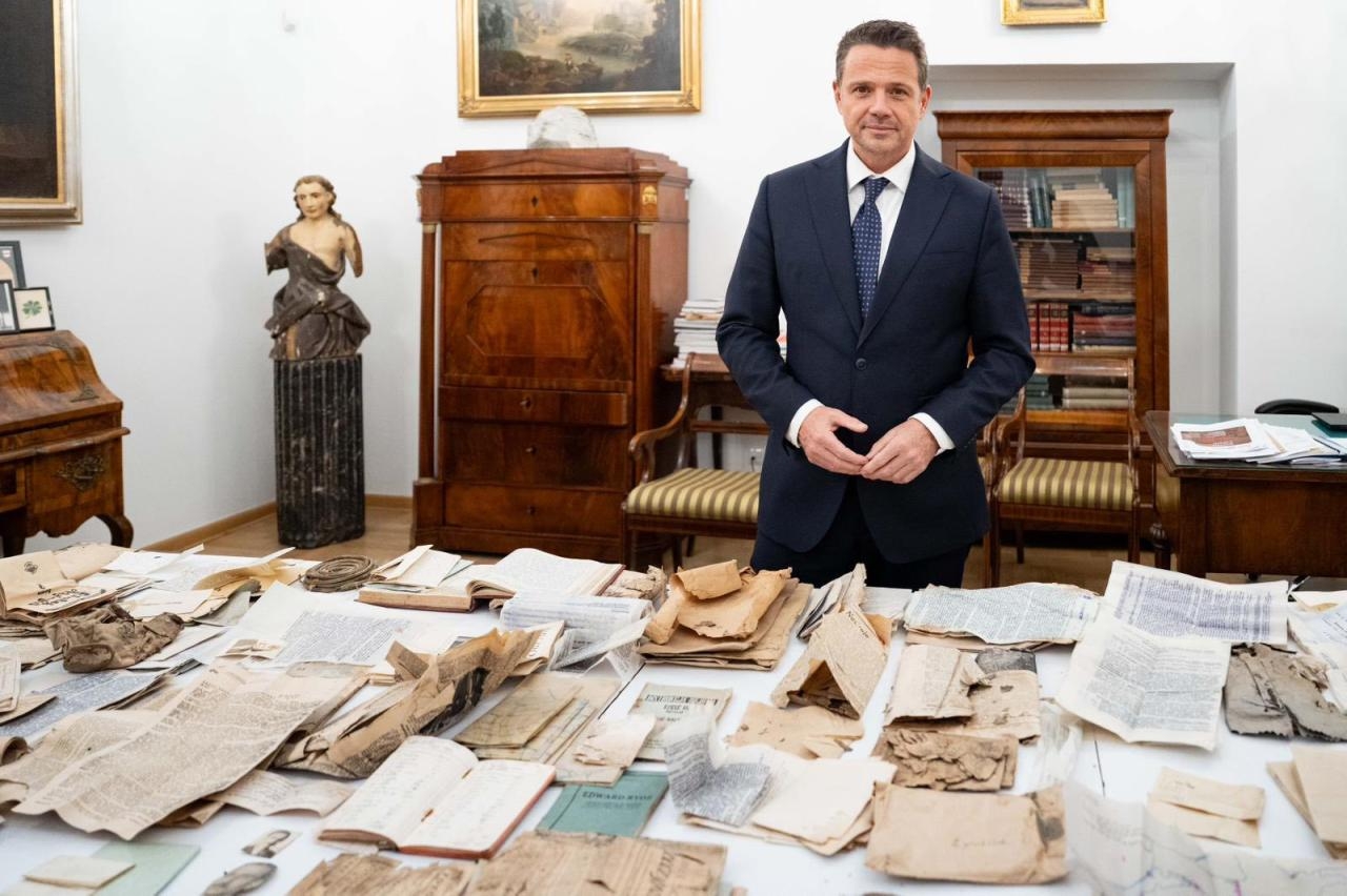 odkryte rzeczy w skrytce w kamienicy na Saskiej Kępie | fot. Rafał Trzaskowski/facebook