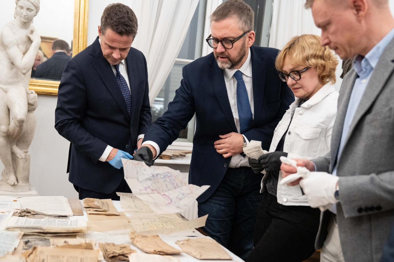 odkryte rzeczy w skrytce w kamienicy na Saskiej Kępie | fot. Rafał Trzaskowski/facebook