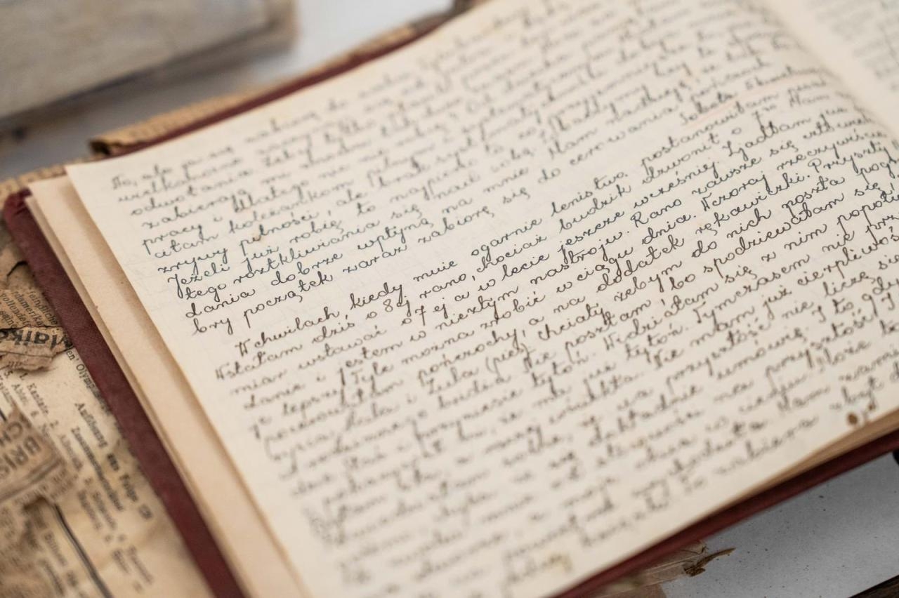 odkryte rzeczy w skrytce w kamienicy na Saskiej Kępie | fot. Rafał Trzaskowski/facebook