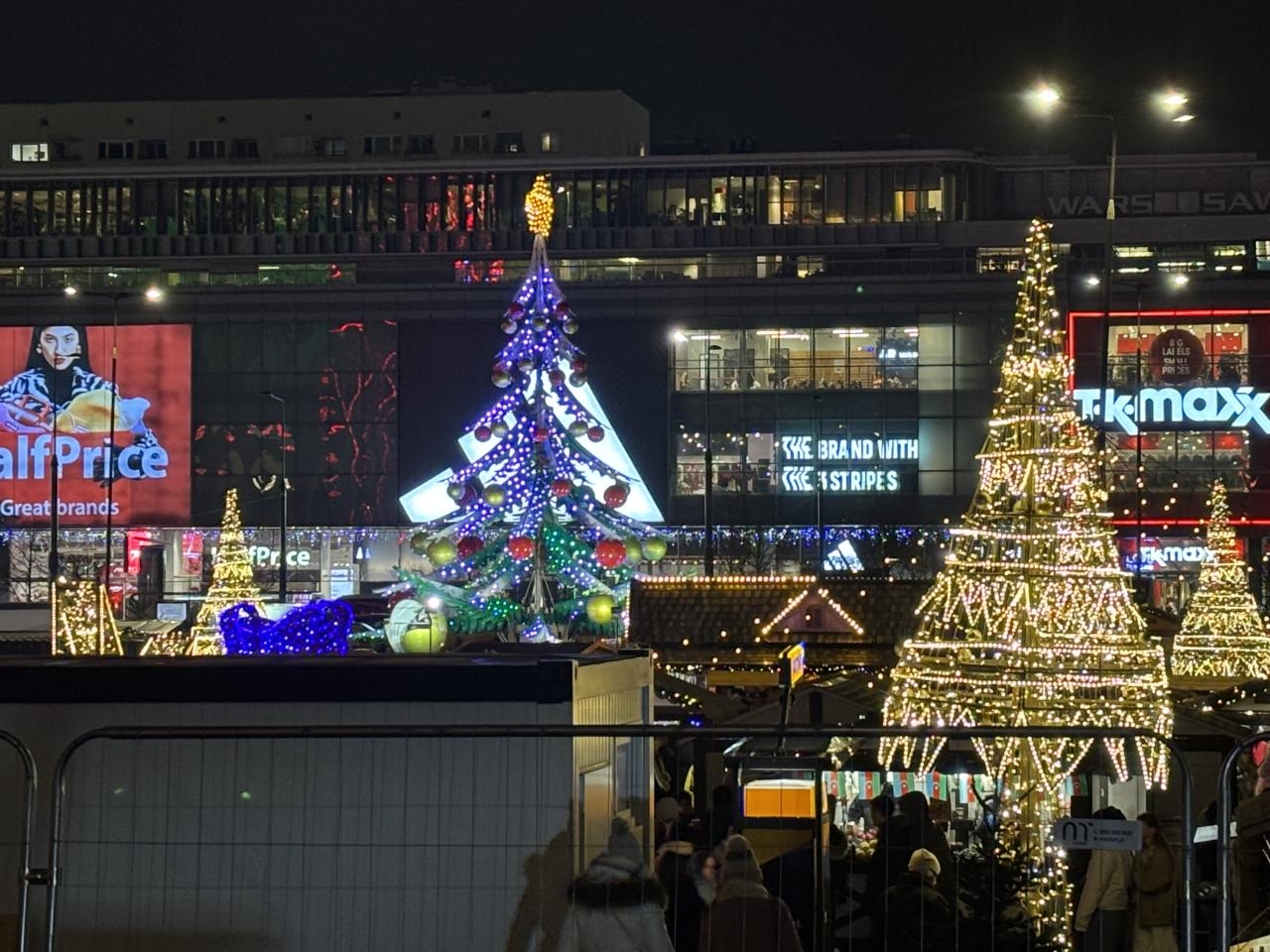 karuzela w kształcie choinki na Placu Defilad w Warszawie | fot. Bartosz Pańczyk