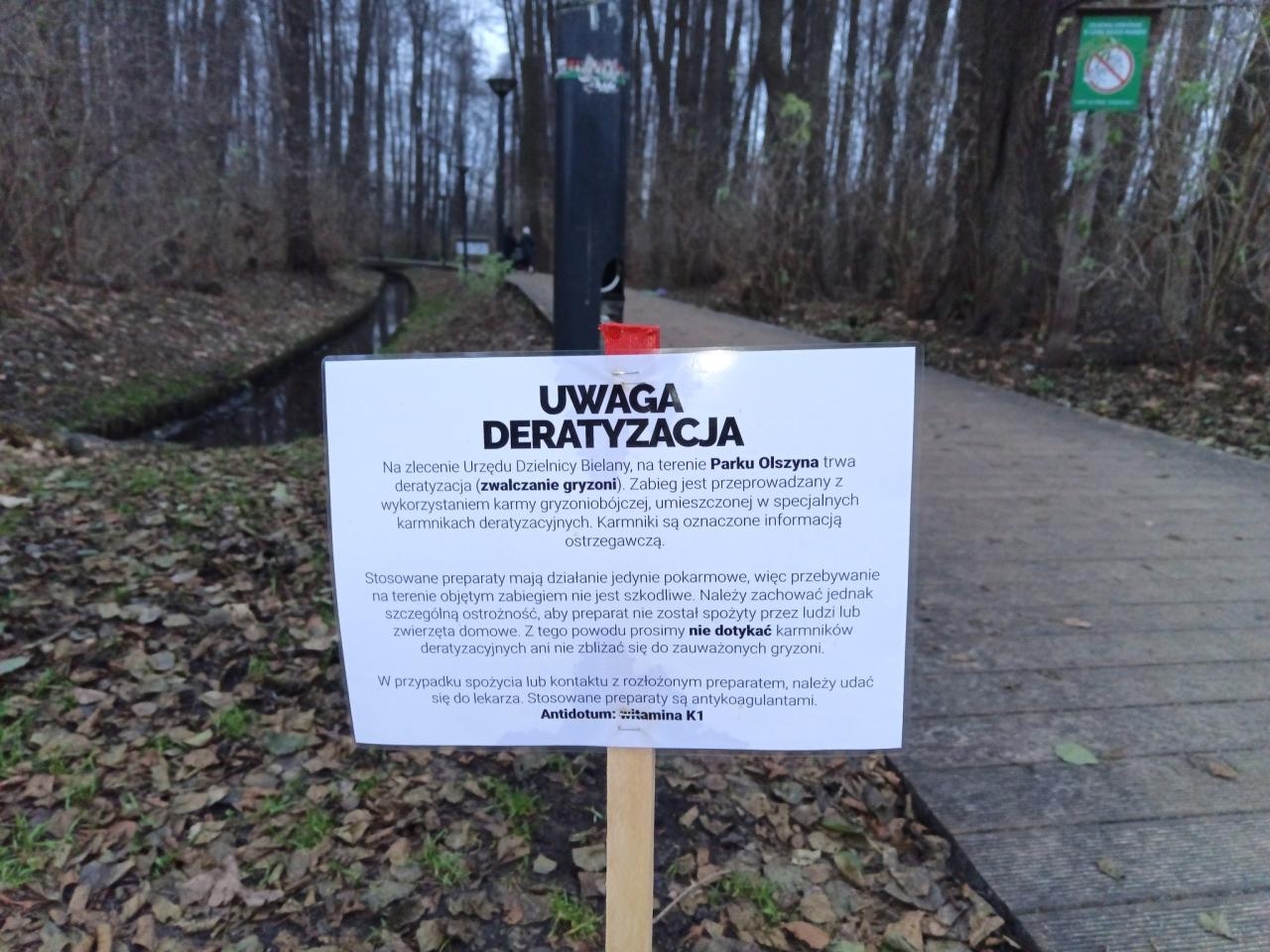 tabliczka ostrzegawcza o deratyzacji w parku na Bielanach | fot. facebook.com/ambonyPL