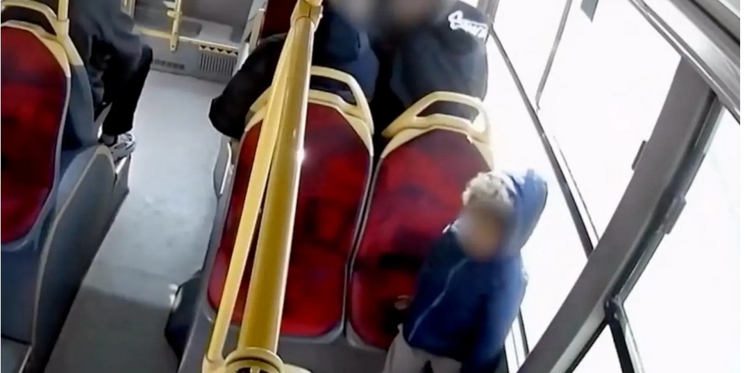 pięciolatek podróżujący sam autobusem w Warszawie | fot. Miejskie Zakłady Autobusowe