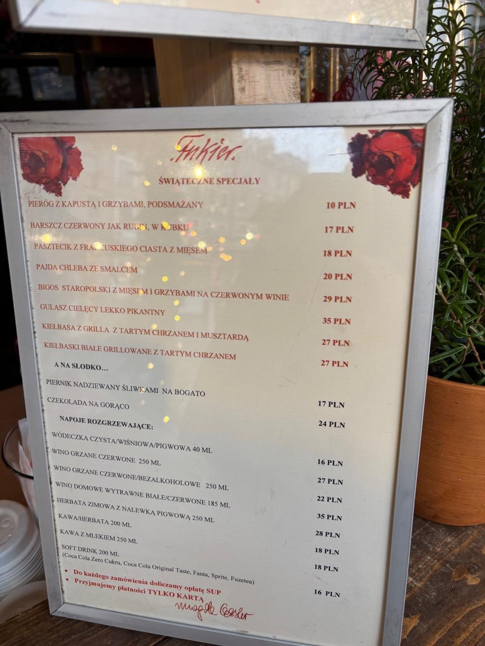 informacja o płaceniu tylko kartą na stoisku Fukiera Magdy Gessler na jarmarku świątecznym w Warszawie | fot. Bartosz Pańczyk