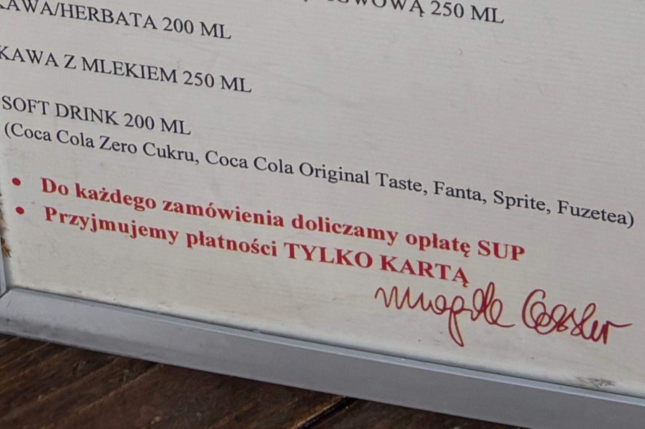 informacja o płaceniu tylko kartą na stoisku Fukiera Magdy Gessler na jarmarku świątecznym w Warszawie | fot. Bartosz Pańczyk