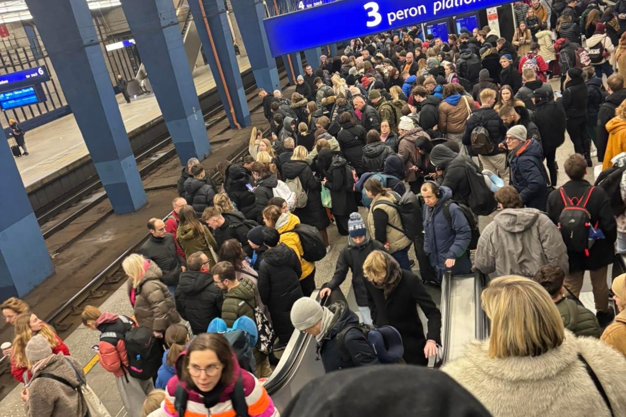 zatłoczony peron na Dworcu Centralnym w Warszawie | fot. https://www.facebook.com/DorotaZawadzkaPsycholog