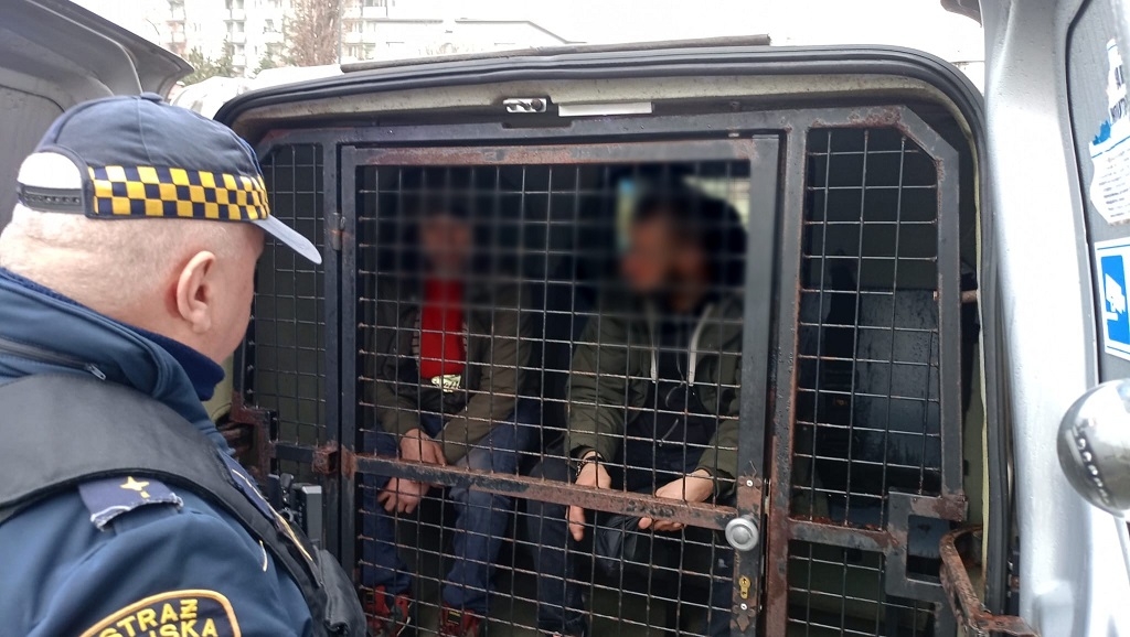 mężczyźni, którzy włamali się do zabytkowego budynku | fot. strazmiejska.waw.pl