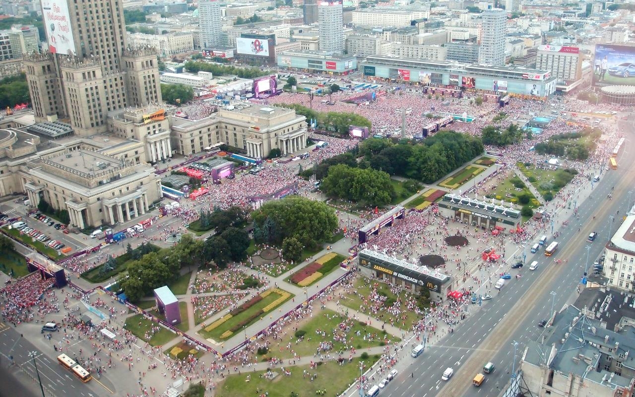 Plac Defilad | fot. Autorstwa Graeme Maclean - Flickr: skybar view2, CC BY 2.0, https://commons.wikimedia.org/w/index.php?curid=20037178