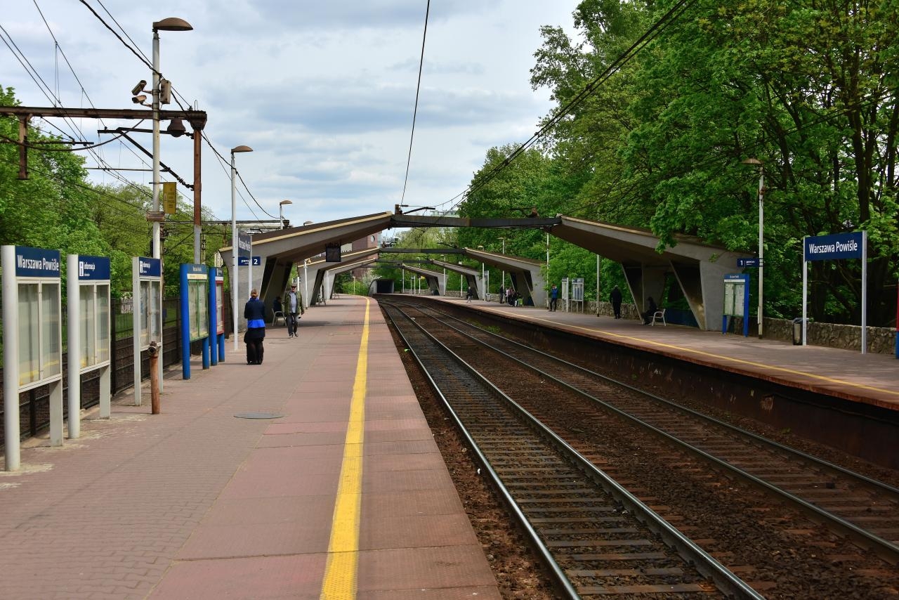 Przystanek PKP Powiśle | fot. Autorstwa Adrian Grycuk - Praca własna, CC BY-SA 3.0 pl, https://commons.wikimedia.org/w/index.php?curid=86298014