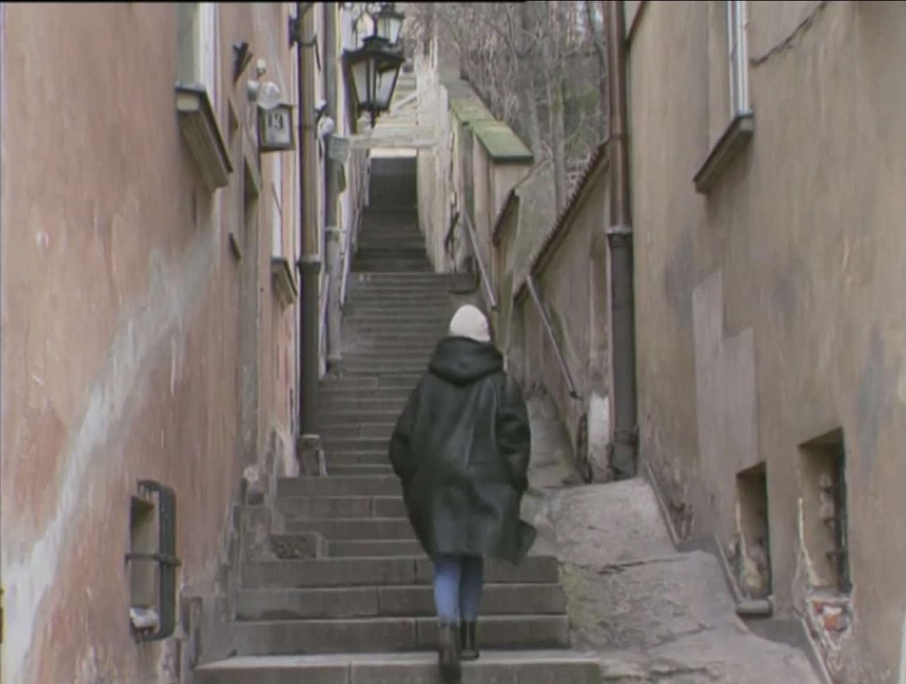 Gabriela Kownacka idzie ulicą Bugaj na Starym Mieście w Warszawie | fot. 'Matki, żony i kochanki', screen TVP VOD