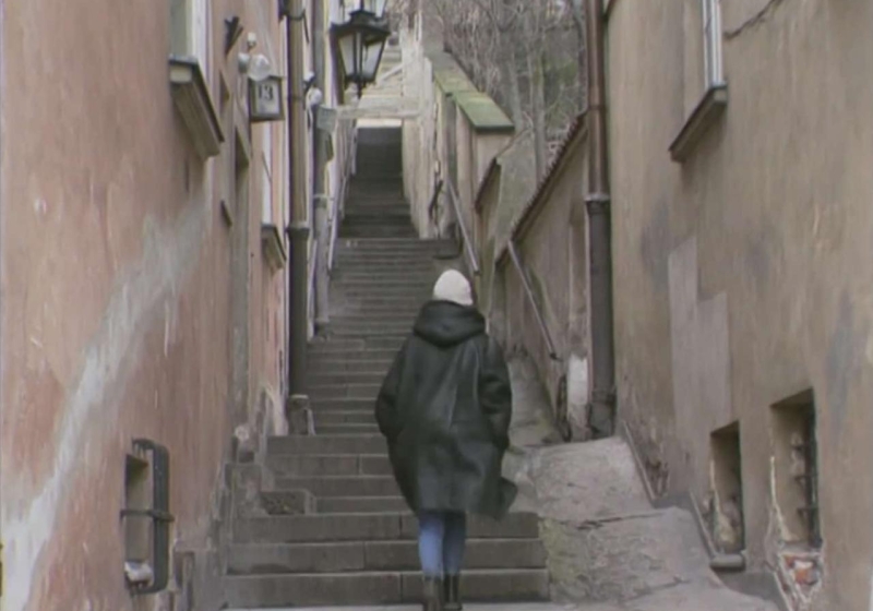 Gabriela Kownacka idzie ulicą Bugaj na Starym Mieście w Warszawie | fot. 'Matki, żony i kochanki', screen TVP VOD