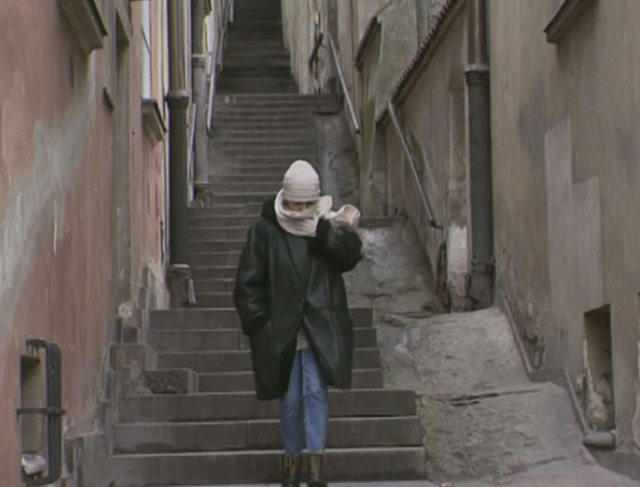 Gabriela Kownacka idzie ulicą Bugaj na Starym Mieście w Warszawie | fot. 'Matki, żony i kochanki', screen TVP VOD