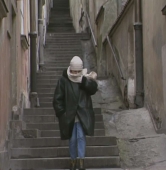 Gabriela Kownacka idzie ulicą Bugaj na Starym Mieście w Warszawie | fot. 'Matki, żony i kochanki', screen TVP VOD