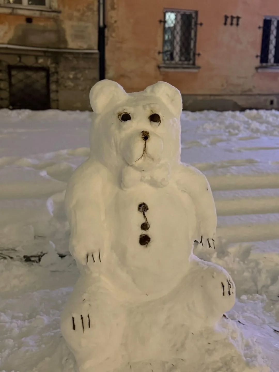 miś ze śniegu na Mariensztacie | fot. ABC Warszawy Mazowsza/Facebook