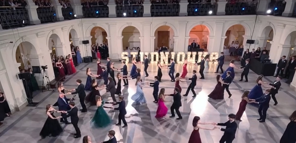 Studniówka 2026 uczniów Liceum Poniatowskiego w Warszawie | fot. @krzysztofkrolakfilm / TikTok