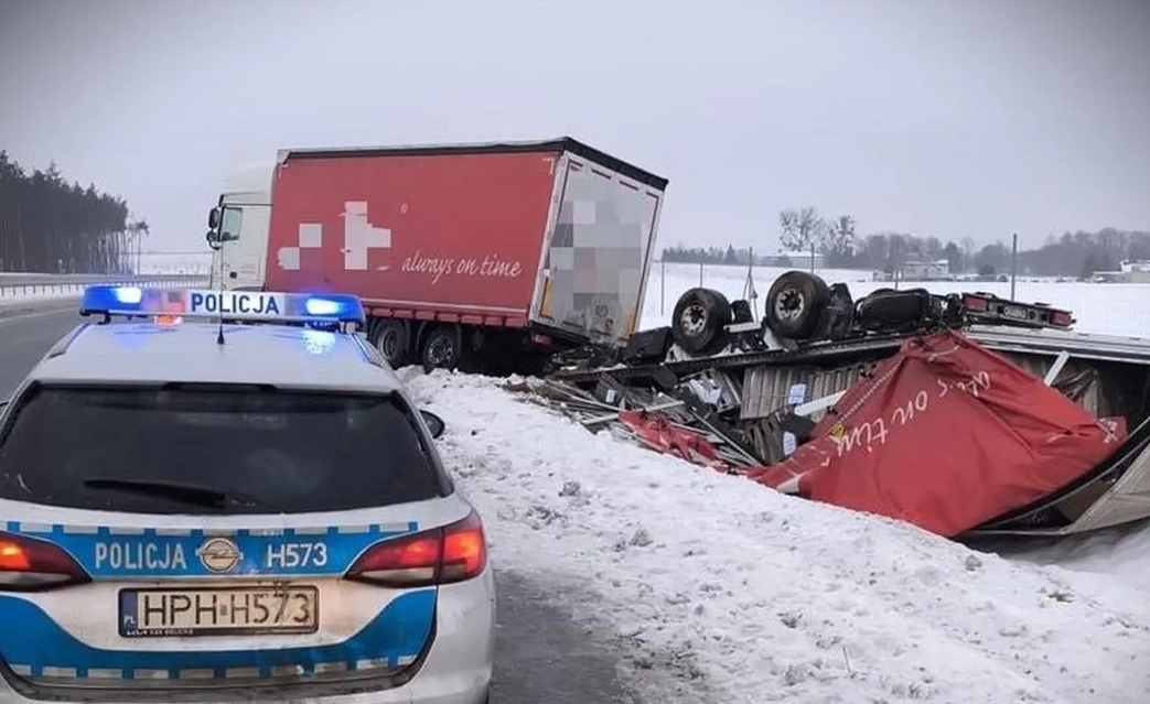 ciężarówka wpadła do rowu | fot. Policja Mazowiecka