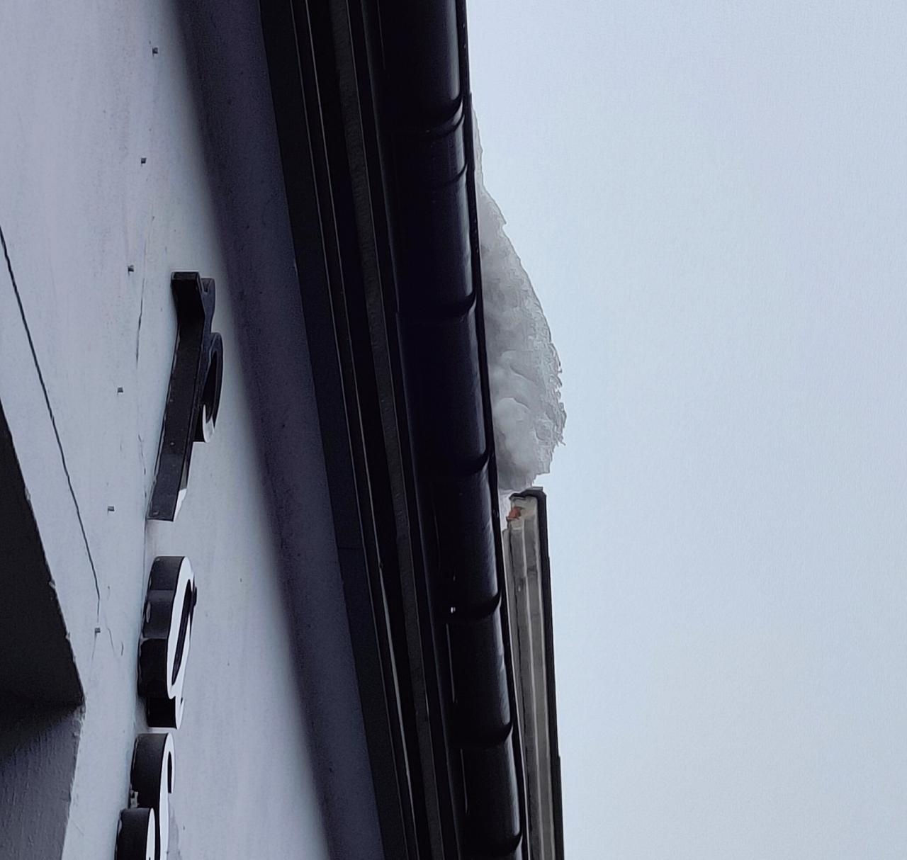 lód, który spadł z dachu budynku przy ul. Kamionkowskiej | fot. strazmiejska.waw.pl