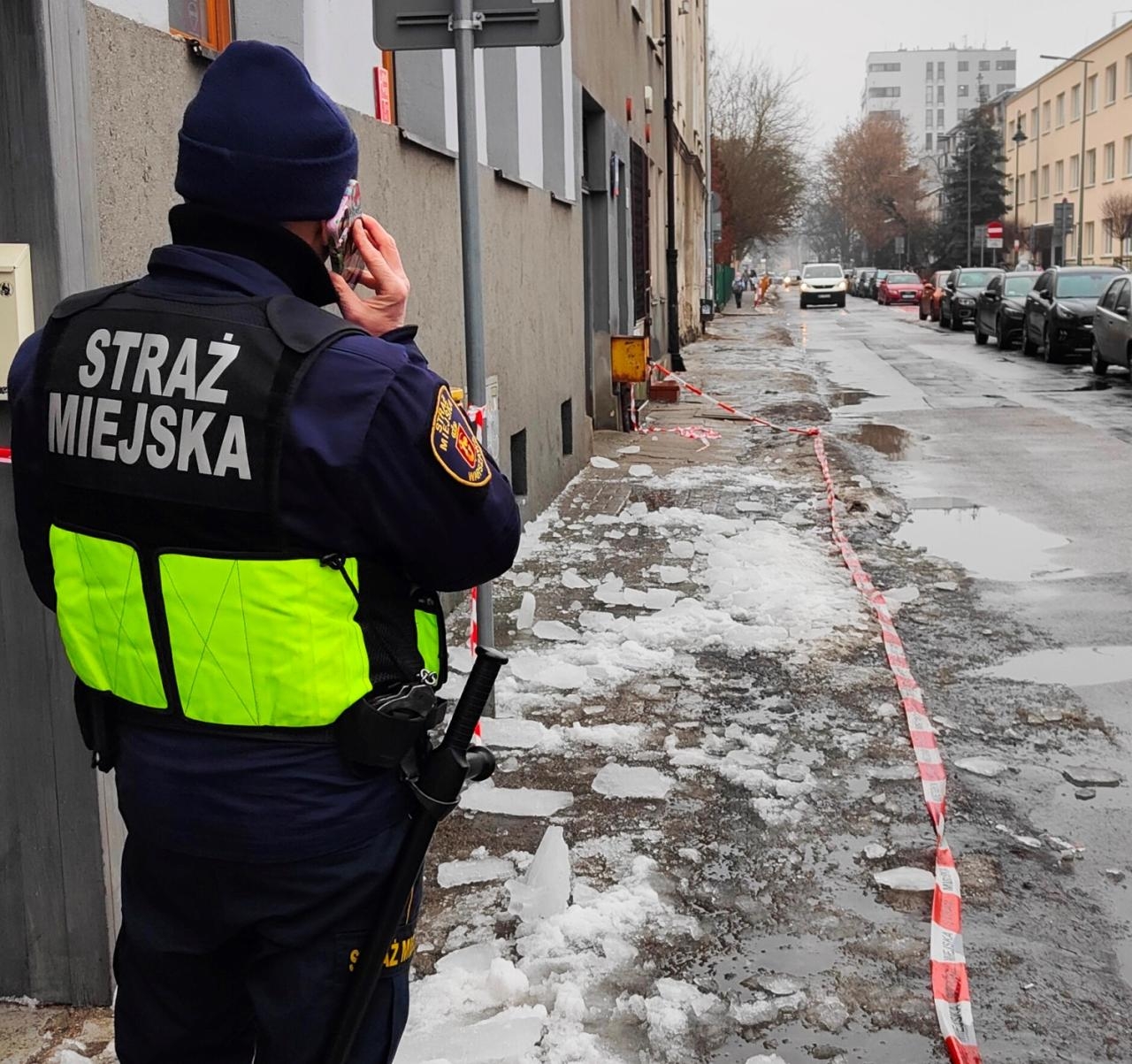 lód, który spadł z dachu budynku przy ul. Kamionkowskiej | fot. strazmiejska.waw.pl