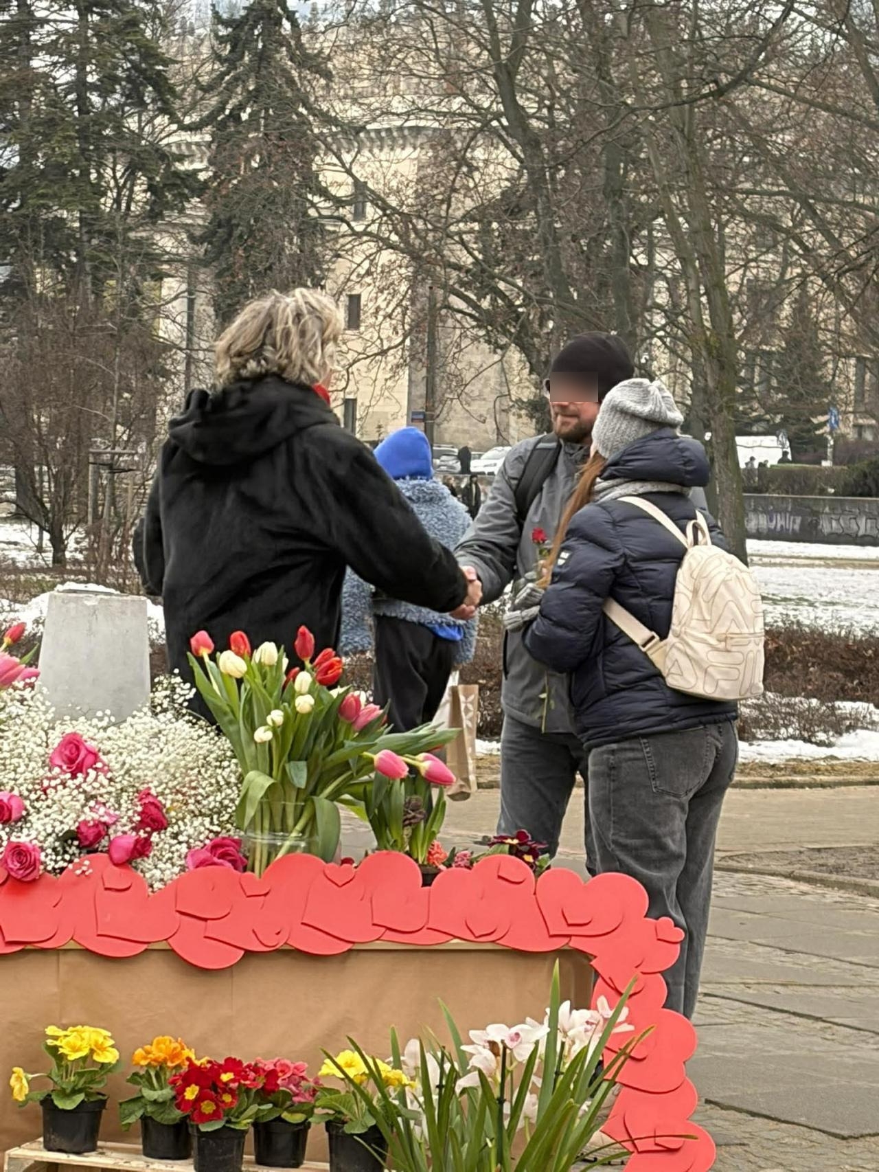 Doktor Artur Zagajewski rozdaje kwiaty w centrum Warszawy | fot. Bartosz Pańczyk