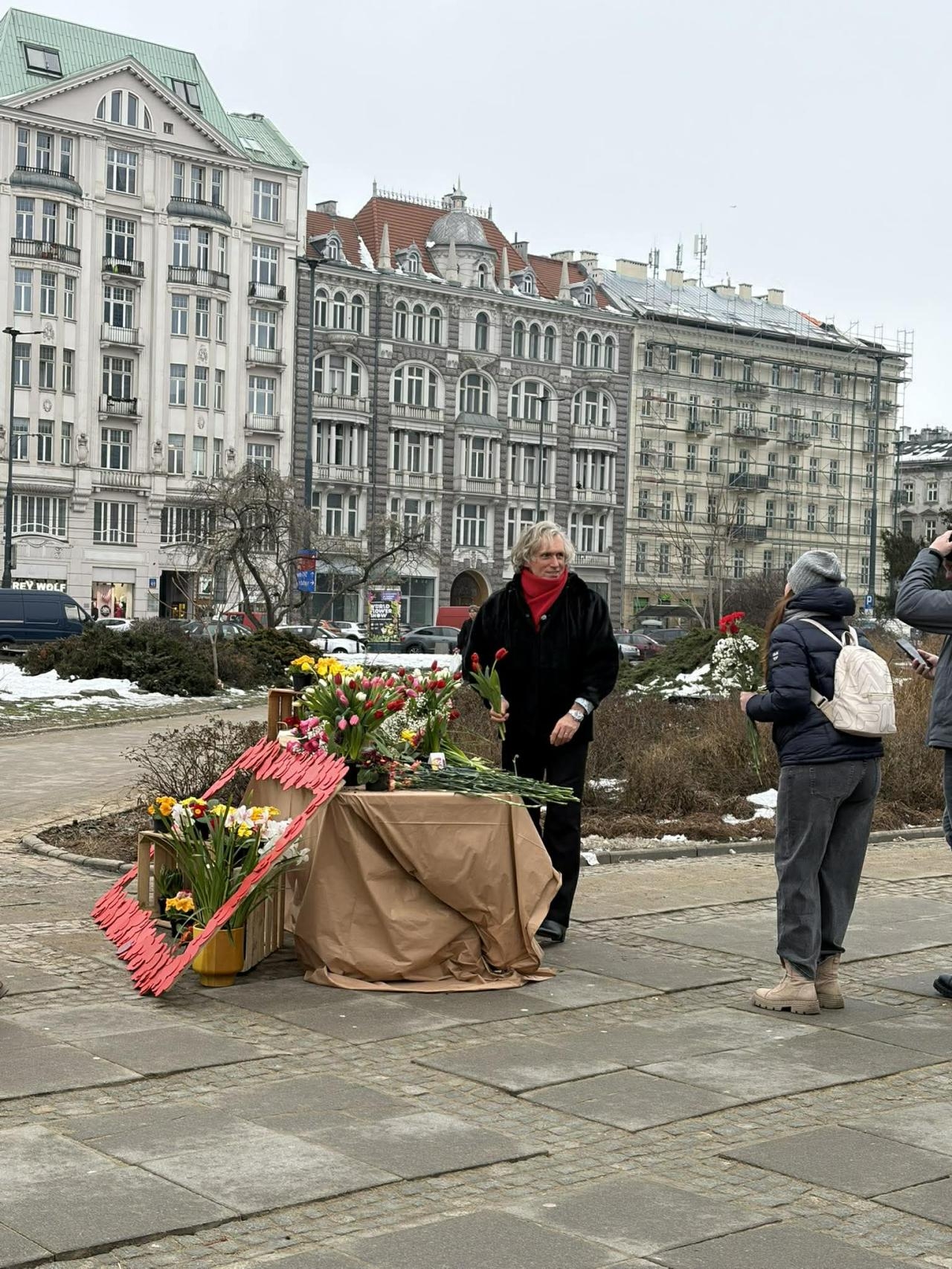 Doktor Artur Zagajewski rozdaje kwiaty w centrum Warszawy | fot. Bartosz Pańczyk