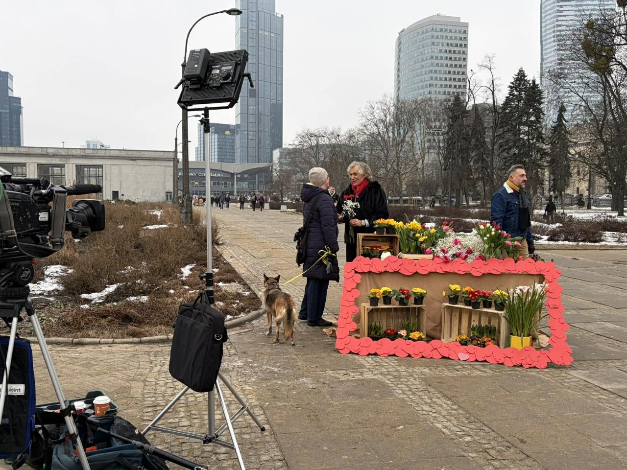 Doktor Artur Zagajewski rozdaje kwiaty w centrum Warszawy | fot. Bartosz Pańczyk