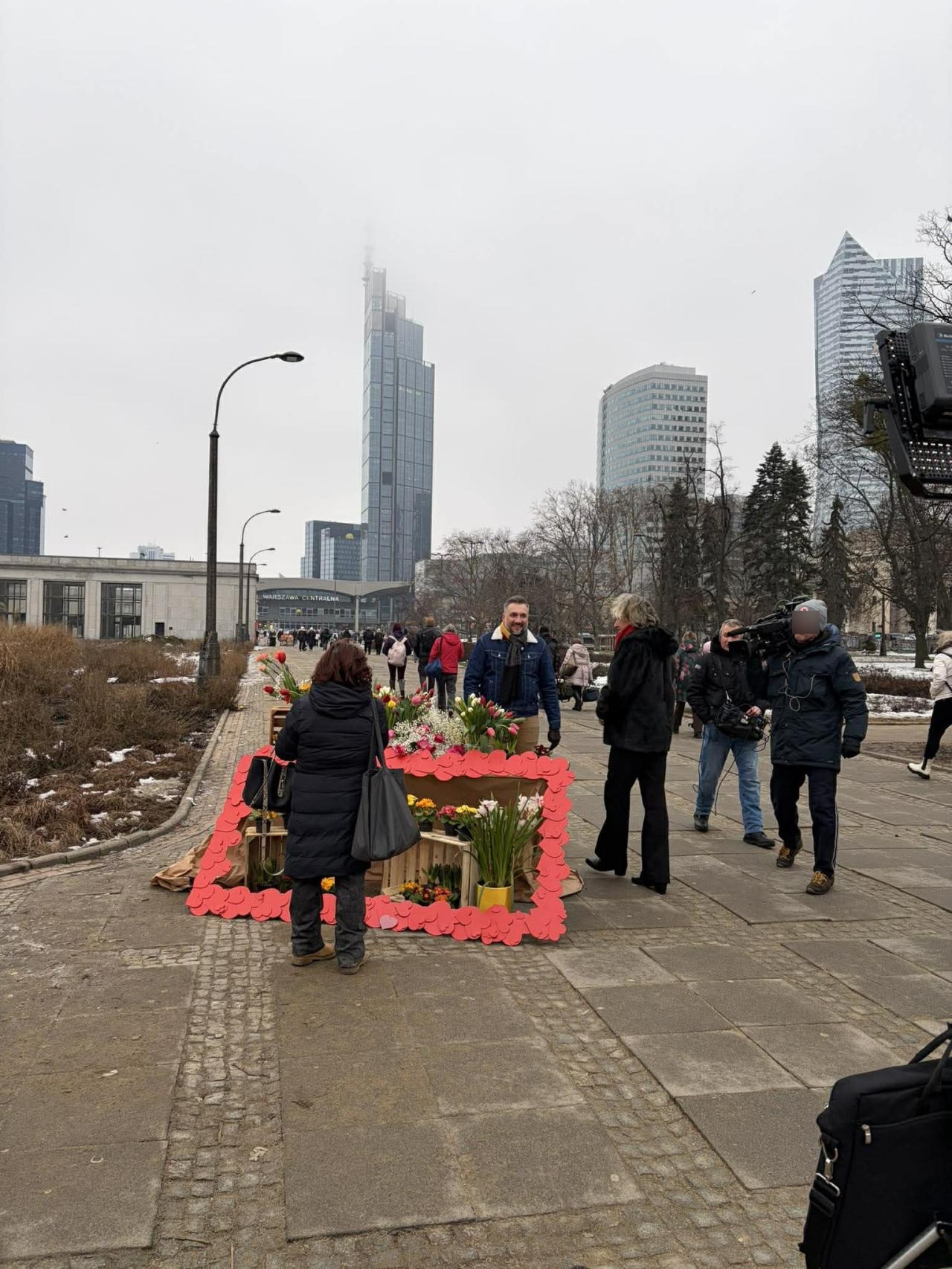 Doktor Artur Zagajewski rozdaje kwiaty w centrum Warszawy | fot. Bartosz Pańczyk