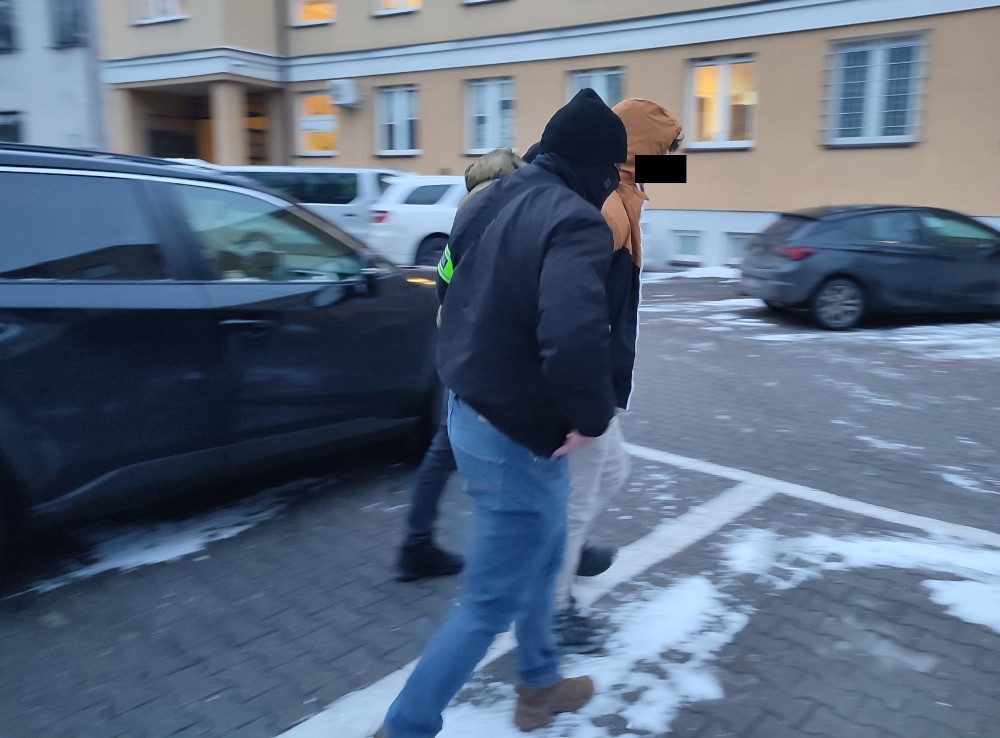 24-latek, który groził ekspedientce i jego łupy | fot. KRP Warszawa VII