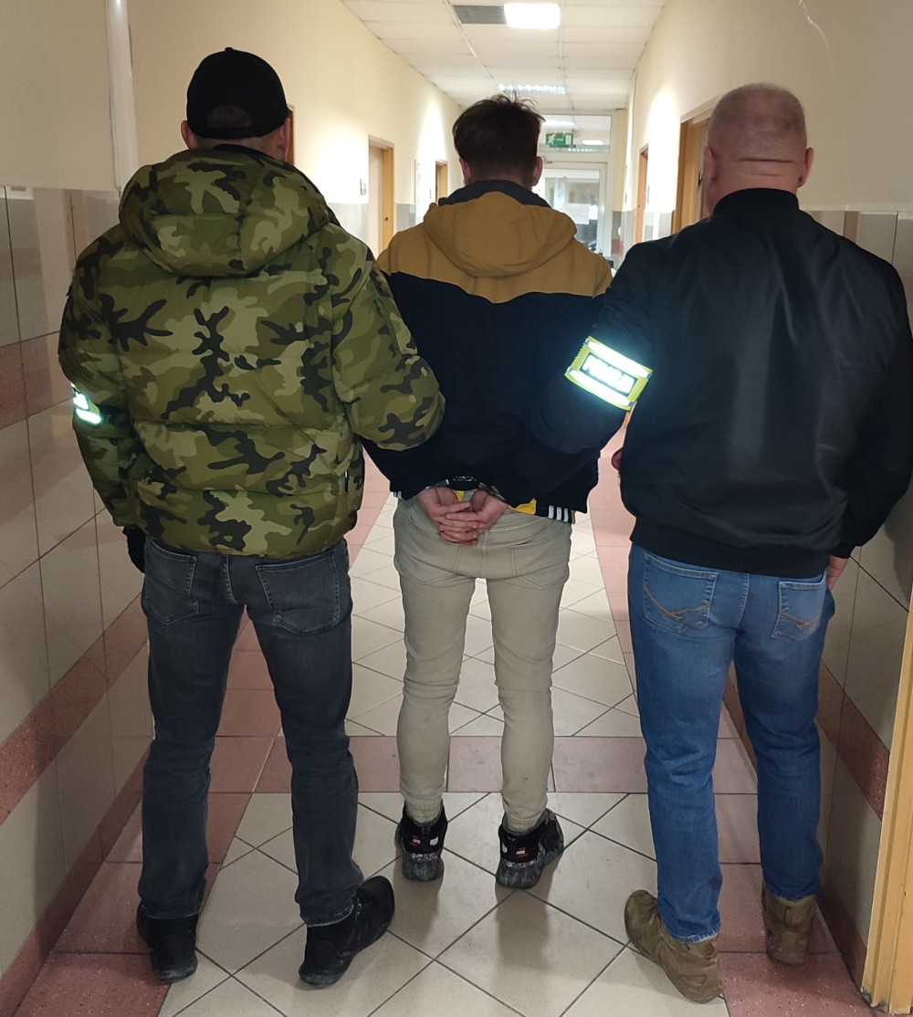 24-latek, który groził ekspedientce i jego łupy | fot. KRP Warszawa VII