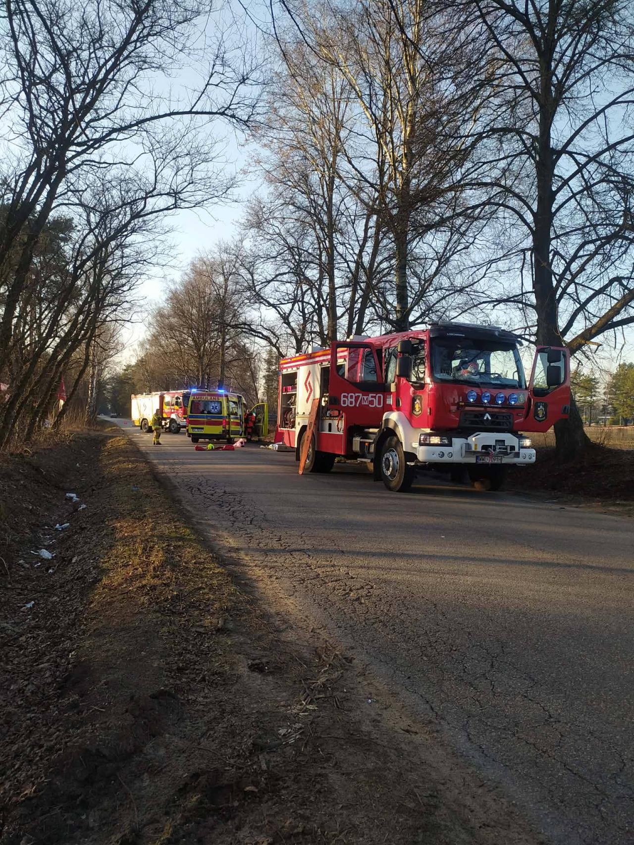 samochód zderzył się z motocyklem | fot. facebook.com/KomendaPowiatowaPSPWolomin