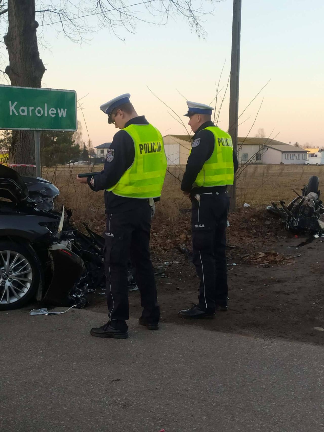 samochód zderzył się z motocyklem | fot. facebook.com/KomendaPowiatowaPSPWolomin