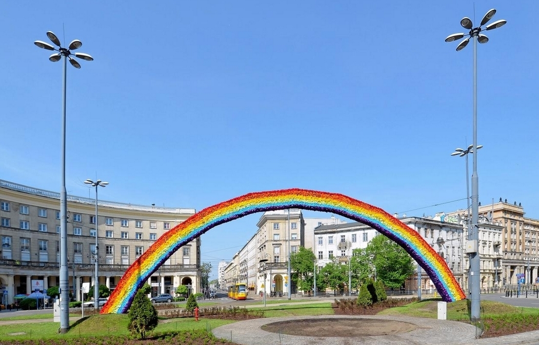 Tęcza na Placu Zbawiciela w Warszawie | fot. Autorstwa Adrian Grycuk - Praca własna, CC BY-SA 3.0 pl, https://commons.wikimedia.org/w/index.php?curid=32507964
