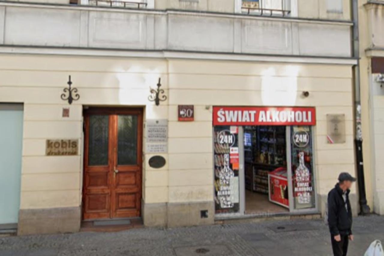 sklep monopolowy na Nowym Świecie, który sprzedaje w nocy alkohol | fot. google stret view