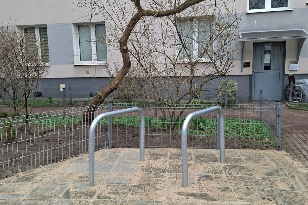 stojak na rowery, który zastąpił ławkę na Ochocie | fot. Patrycja P./facebook