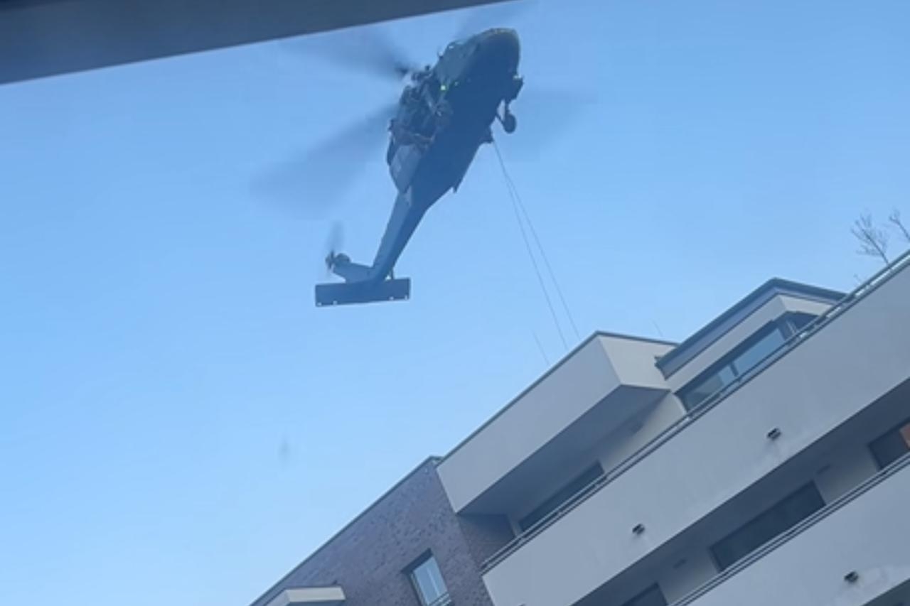 Black Hawk nad blokiem w Warszawie | fot. Karol P./facebook