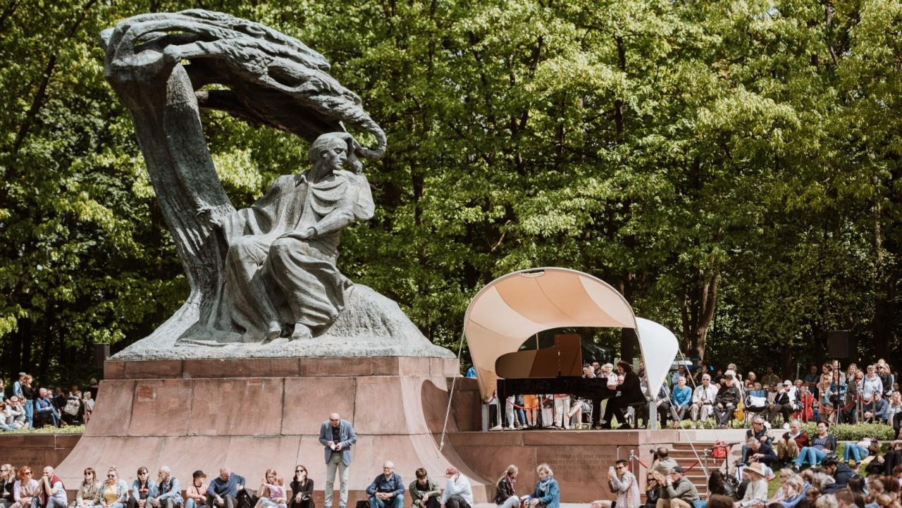 pomnik Fryderyka Chopina w Łazienkach Królewskich w Warszawie | fot. https://www.facebook.com/koncertychopinowskie
