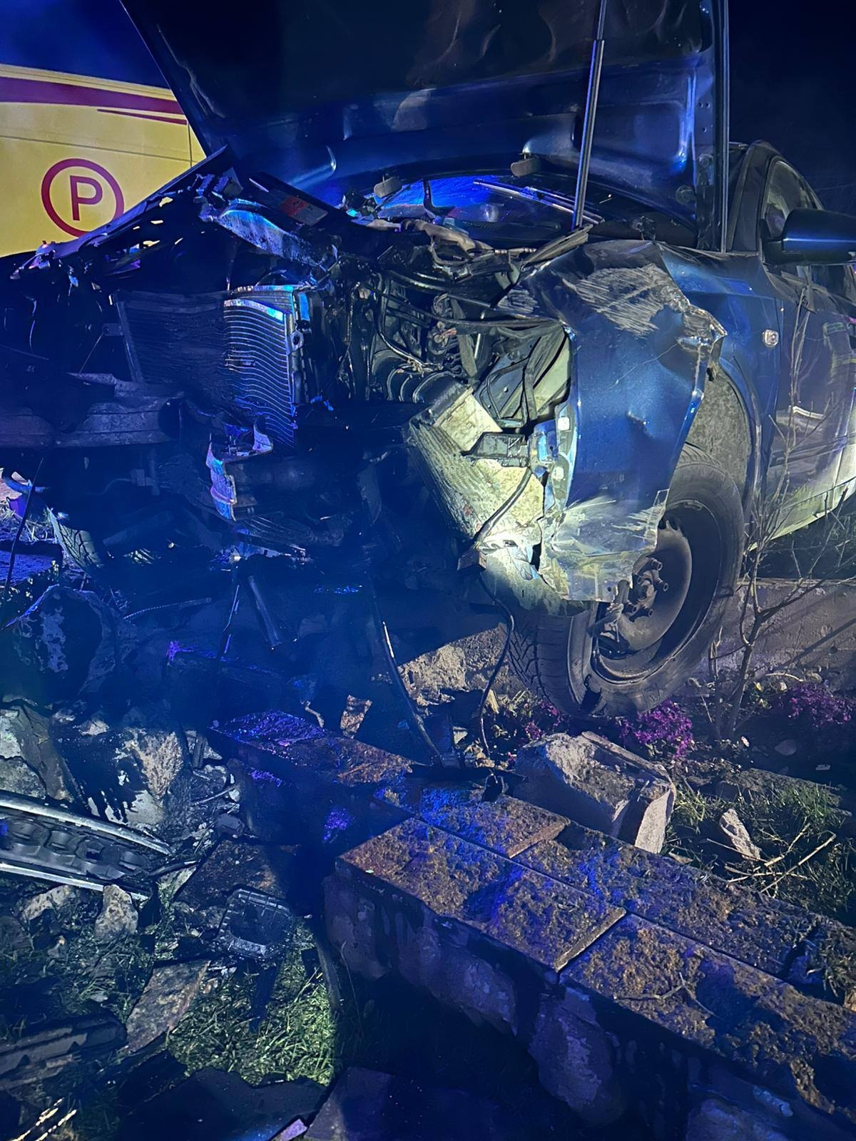 samochód, który uderzył w ogrodzenie prywatnej posesji | fot. https://www.facebook.com/kppsplegionowo