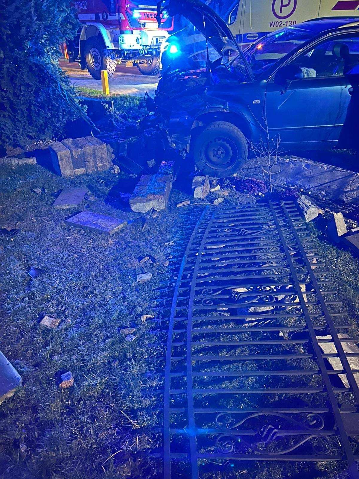 samochód, który uderzył w ogrodzenie prywatnej posesji | fot. https://www.facebook.com/kppsplegionowo