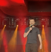 Karol Kopiec na stand-upie w Hybrydach w Warszawie | fot. Bartosz Pańczyk