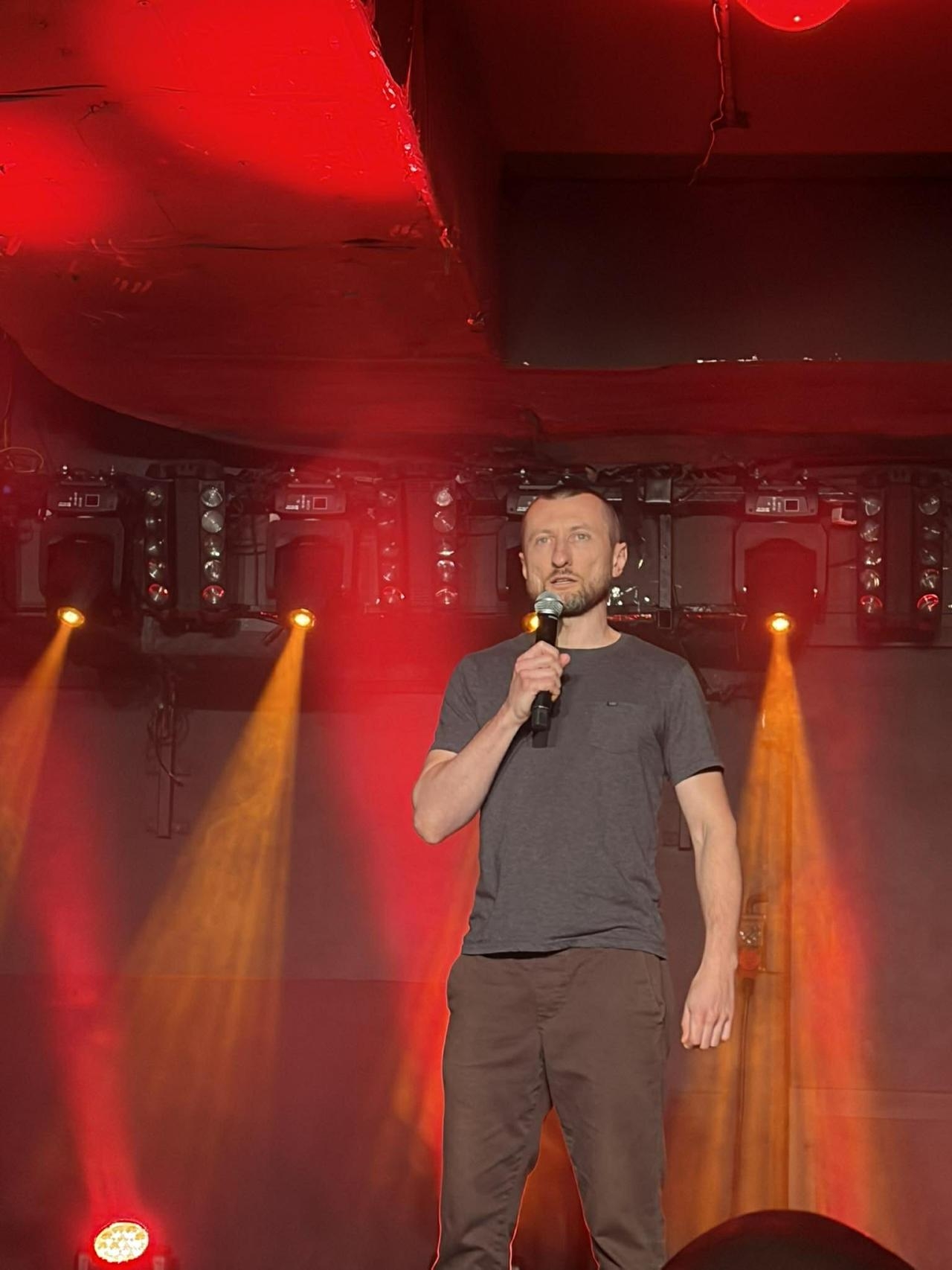 Karol Kopiec na stand-upie w Hybrydach w Warszawie | fot. Bartosz Pańczyk