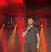 Karol Kopiec na stand-upie w Hybrydach w Warszawie | fot. Bartosz Pańczyk