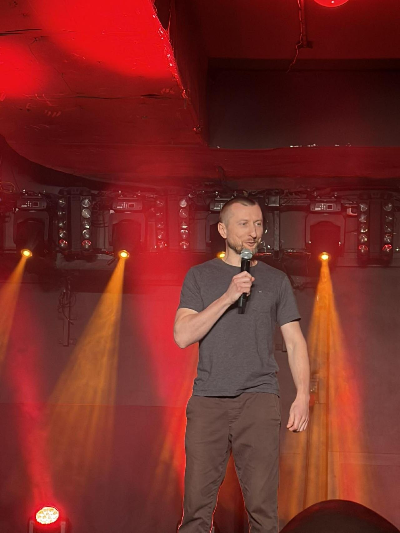 Karol Kopiec na stand-upie w Hybrydach w Warszawie | fot. Bartosz Pańczyk