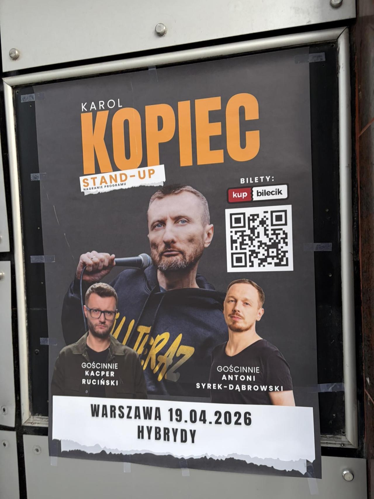 Kacper Ruciński, Karol Kopiec i Antoni Syrek-Dąbrowski na stand-upie w Hybrydach w Warszawie | fot. Bartosz Pańczyk