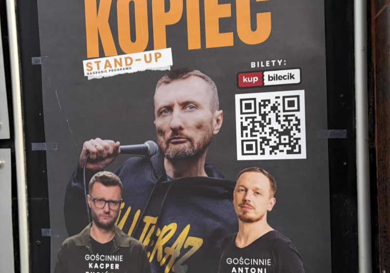 Kacper Ruciński, Karol Kopiec i Antoni Syrek-Dąbrowski na stand-upie w Hybrydach w Warszawie | fot. Bartosz Pańczyk