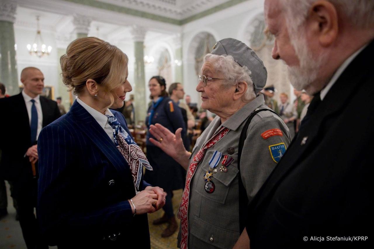 Marta Nawrocka w apaszce od Łukasza Litewki | fot. Alicja Stefaniuk/KPRP