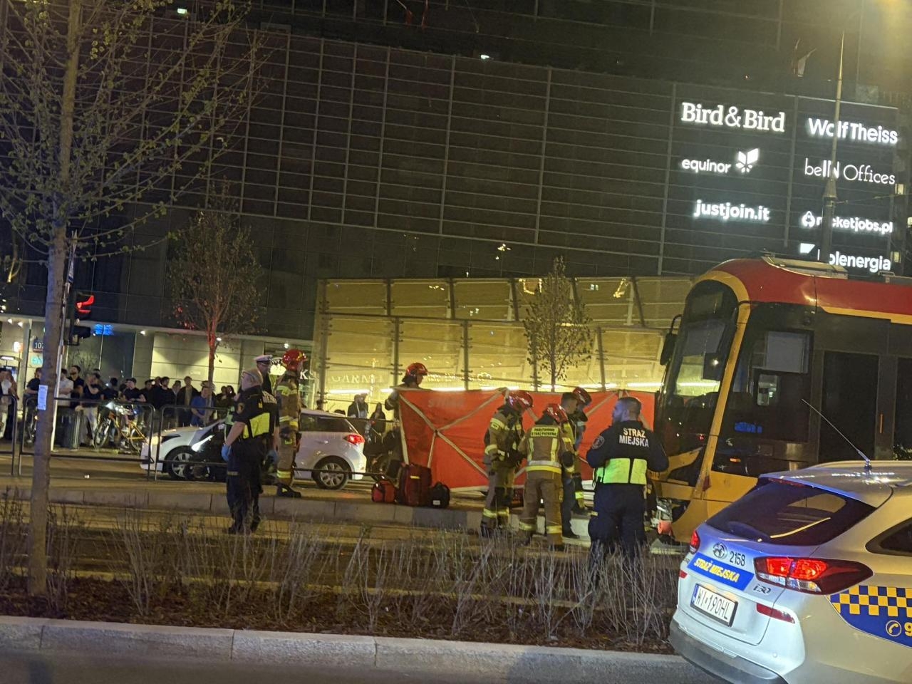 kobieta wpadła pod tramwaj przy Marszałkowskiej w Warszawie | fot. Bartosz Pańczyk