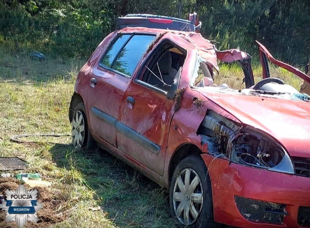samochód, który miał wypadek | fot. KPP w Węgrowie